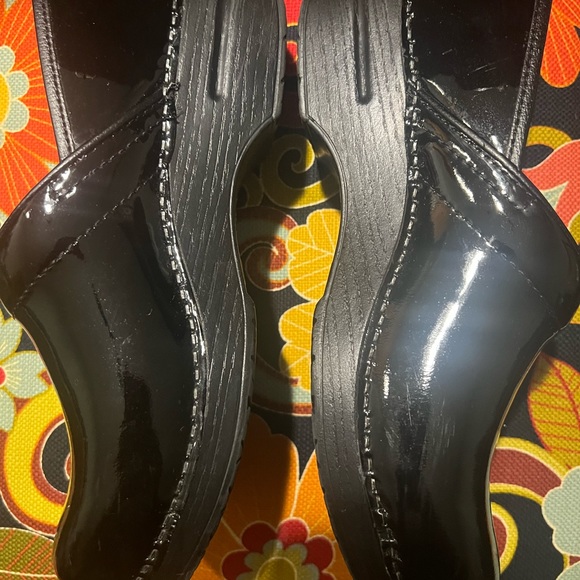 Dansko black patent leather closed-back clogs. Very good condition. Size 41 W - Picture 11 of 12